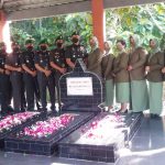 Rombongan Danrem 074/WRT Kolonel Lnf Achruddin, SE Melaksanakan Upacara Ziarah, Senin (25/04/2022), (Foto: V24/Rudi)