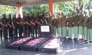 Rombongan Danrem 074/WRT Kolonel Lnf Achruddin, SE Melaksanakan Upacara Ziarah, Senin (25/04/2022), (Foto: V24/Rudi)