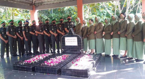 Rombongan Danrem 074/WRT Kolonel Lnf Achruddin, SE Melaksanakan Upacara Ziarah, Senin (25/04/2022), (Foto: V24/Rudi)