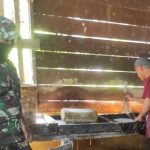 Serda Suyono Melaksanakan Komsos dengan Salah Seorang Warga, Senin (25/04/2022), (Foto: V24/AL)