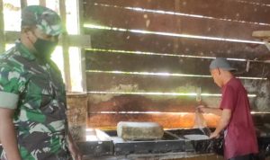Serda Suyono Melaksanakan Komsos dengan Salah Seorang Warga, Senin (25/04/2022), (Foto: V24/AL) Serda Suyono Melaksanakan Komsos dengan Salah Seorang Warga, Senin (25/04/2022), (Foto: V24/AL)