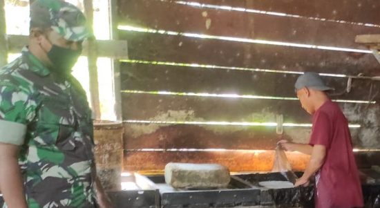 Serda Suyono Melaksanakan Komsos dengan Salah Seorang Warga, Senin (25/04/2022), (Foto: V24/AL)
