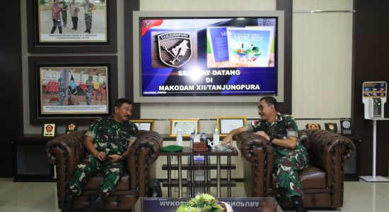 Pangdam XII/Tpr Didampingi Kakesdam XII/Tpr, Kolonel Ckm Dr. Dr. Khairul Ihsan Nasution Sp.BS., Senin (18/04/2022), (Foto: V24/Dedi)
