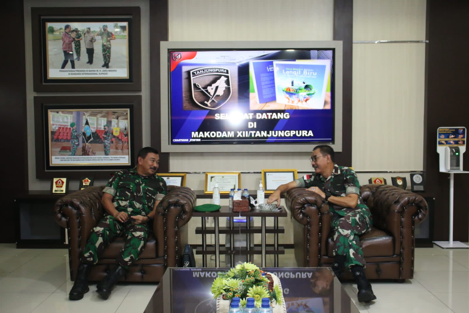 Pangdam XII/Tpr Didampingi Kakesdam XII/Tpr, Kolonel Ckm Dr. Dr. Khairul Ihsan Nasution Sp.BS., Senin (18/04/2022), (Foto: V24/Dedi)