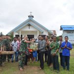 Satgas Memberikan Mesin Potong Rumput Kepada Jemaat Gereja Khatolik , Senin (25/04/2022), (Foto: V24/AL)