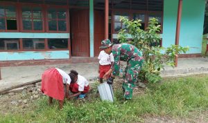 Satgas Ajak Siswa-Siswi Membersihkan Lingkungan Sekolah Dasar Kanandega, Senin (25/04/2022), (Foto: V24/AL)