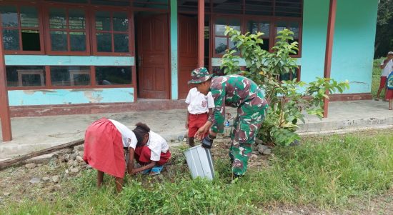 Satgas Ajak Siswa-Siswi Membersihkan Lingkungan Sekolah Dasar Kanandega, Senin (25/04/2022), (Foto: V24/AL)