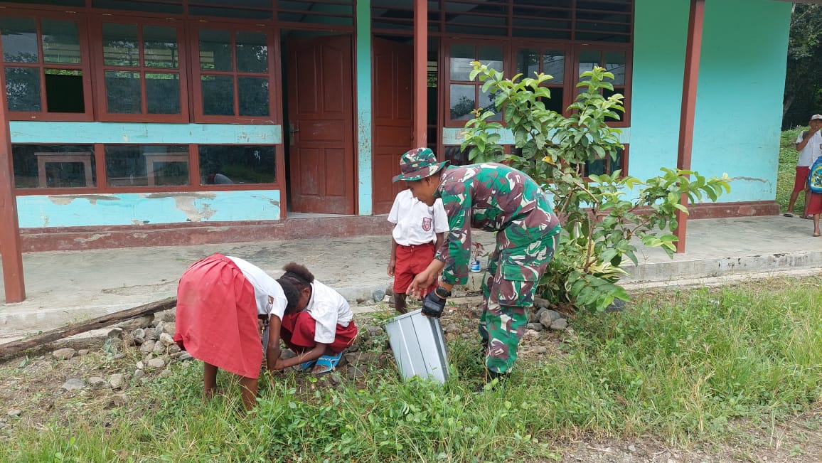 Satgas Ajak Siswa-Siswi Membersihkan Lingkungan Sekolah Dasar Kanandega, Senin (25/04/2022), (Foto: V24/AL)
