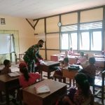 Pelajaran Matemartika Ajarkan Oleh Anggota Satgas ke SDN 02 Wilayah Wak Ampuh., Senin (25/04/2022), (Foto: V24/AL)