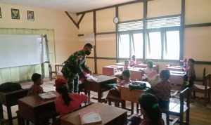 Pelajaran Matemartika Ajarkan Oleh Anggota Satgas ke SDN 02 Wilayah Wak Ampuh., Senin (25/04/2022), (Foto: V24/AL)