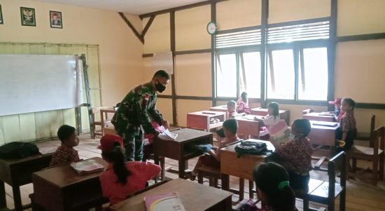 Pelajaran Matemartika Ajarkan Oleh Anggota Satgas ke SDN 02 Wilayah Wak Ampuh., Senin (25/04/2022), (Foto: V24/AL)