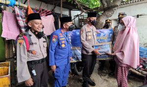 Batalyon VI Pusdik Polair Pondok Dayung Melaksanakan Bakti Sosial 250 Paket Sembako, Senin (25/04/2022), (Foto: V24/AL)