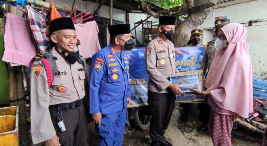 Batalyon VI Pusdik Polair Pondok Dayung Melaksanakan Bakti Sosial 250 Paket Sembako, Senin (25/04/2022), (Foto: V24/AL)