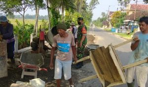 Serma Slamet Puji Laksono, bahu membahu bersama warga masyarakat, Senin (25/04/2022), (Foto: V24/Rudi)