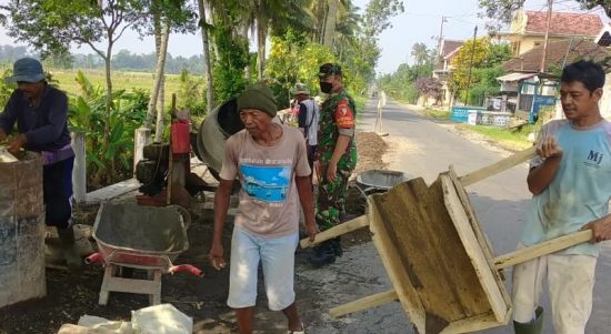 Serma Slamet Puji Laksono, bahu membahu bersama warga masyarakat, Senin (25/04/2022), (Foto: V24/Rudi)