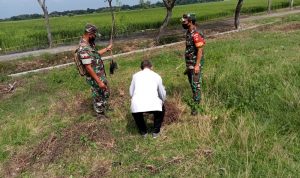Serda Wahyudi Mengajak Warga Untuk Peduli Lingkungan dengan Bergotong-Royong, Selasa (26/04/2022), (Foto: V24/AL)