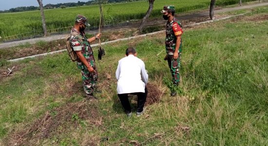 Serda Wahyudi Mengajak Warga Untuk Peduli Lingkungan dengan Bergotong-Royong, Selasa (26/04/2022), (Foto: V24/AL)
