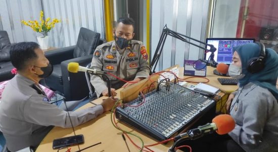Kanit Kamsel Satlantas Polres Pekalongan Ipda Teguh S dan Kasubsi PIDM Sihumas Ipda A Tamerin, S.H., Selasa (26/04/2022), (Foto: V24/AL)