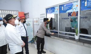 Di Station Kereta Api Kapolda Sumut turut hadir bersama Gubernur Sumut Eddy Rahmayadi, Selasa (26/04/2022), (Foto: V24/M.anwar) Di Station Kereta Api Kapolda Sumut turut hadir bersama Gubernur Sumut Eddy Rahmayadi, Selasa (26/04/2022), (Foto: V24/M.anwar)