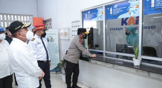 Di Station Kereta Api Kapolda Sumut turut hadir bersama Gubernur Sumut Eddy Rahmayadi, Selasa (26/04/2022), (Foto: V24/M.anwar)