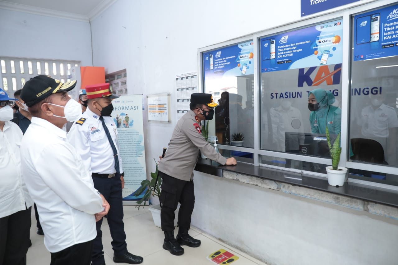 Di Station Kereta Api Kapolda Sumut turut hadir bersama Gubernur Sumut Eddy Rahmayadi, Selasa (26/04/2022), (Foto: V24/M.anwar)