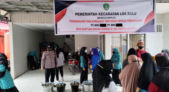 Minyak Goreng Curah Gratis Dari PT.MHU Dan PT.MMS Yang Diserahkan Kepada Pemerintah, Rabu (27/04/2022), (Foto: V24/AL)