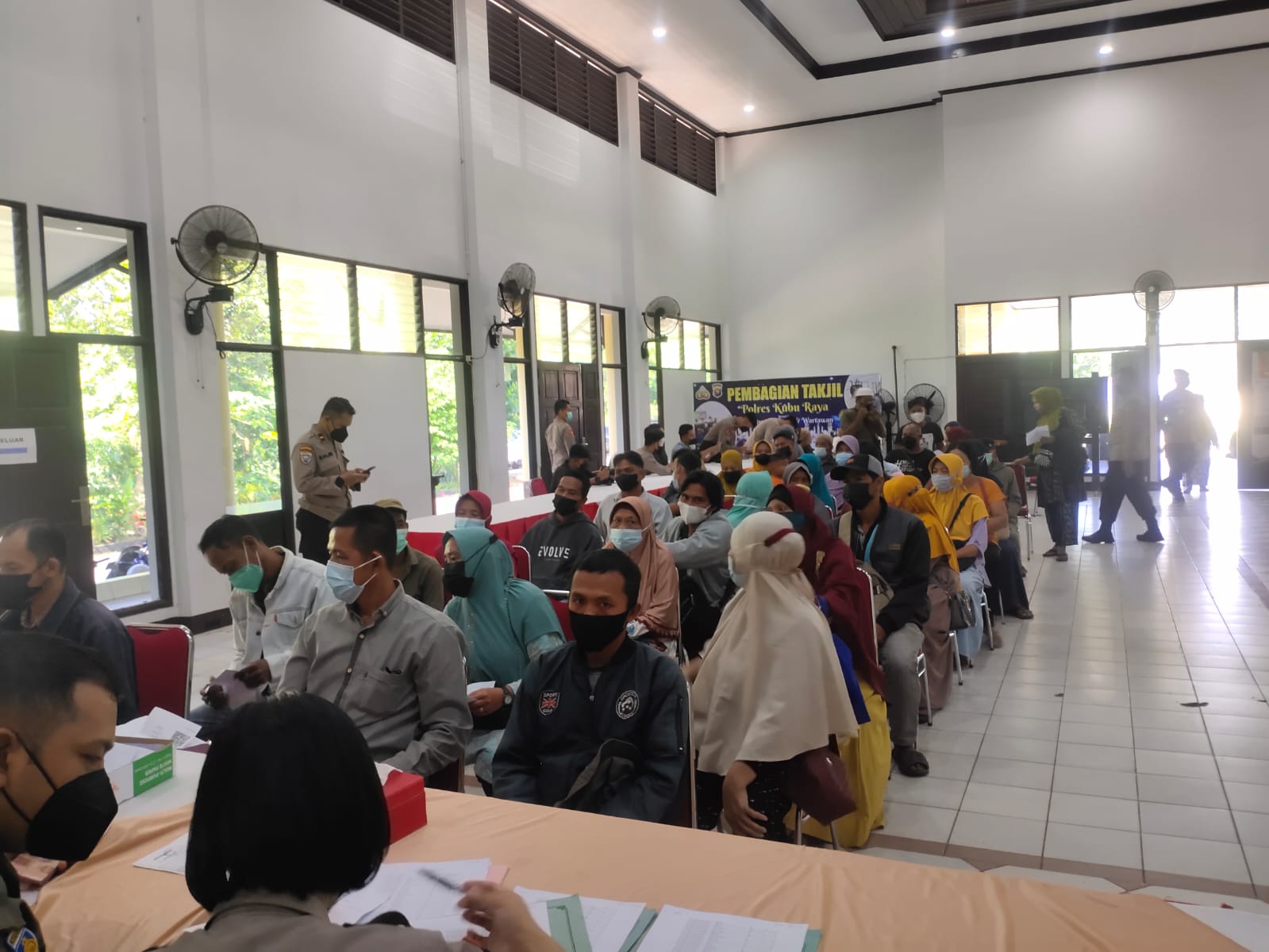 Jumlah Uang yang Diterima Oleh Peserta Sebanyak Rp 300.000 (Tiga Ratus Ribu Rupiah), Selasa (26/04/2022), (Foto: V24/Dedi)