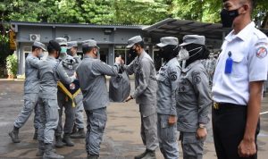 Menutup Arahannya Saat Apel Khusus, Laksdya TNI Dr. Aan Kurnia Mengucapkan Selamat Berlibur, Selasa (26/04/2022), (Foto: V24/AL)