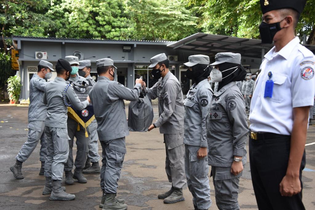 Menutup Arahannya Saat Apel Khusus, Laksdya TNI Dr. Aan Kurnia Mengucapkan Selamat Berlibur, Selasa (26/04/2022), (Foto: V24/AL)