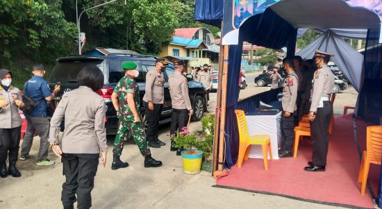 Kapolda Sumatera Barat Irjen Pol Teddy Minahasa P, SH, S.Ik. MH meninjau Pos Pengamanan dan Pos Pelayanan pada Operasi Ketupat Singgalang 2022., Rabu (27/04/2022), (Foto: V24/AL)