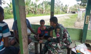 Pelayanan Kesehatan Secara Gratis Bagi Masyarakat di Kampung Banda, Rabu (27/04/2022), (Foto: V24/AL) Pelayanan Kesehatan Secara Gratis Bagi Masyarakat di Kampung Banda, Rabu (27/04/2022), (Foto: V24/AL)