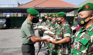 Letkol Arm Ronald F Siwabessy, M.A. Secara Simbolis Menyalurkan Zakat Fitrah, Kamis (28/04/2022), (Foto: V24/Rudi)