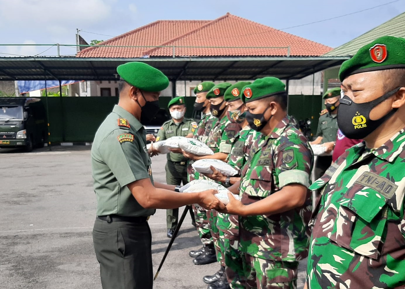 Letkol Arm Ronald F Siwabessy, M.A. Secara Simbolis Menyalurkan Zakat Fitrah, Kamis (28/04/2022), (Foto: V24/Rudi)