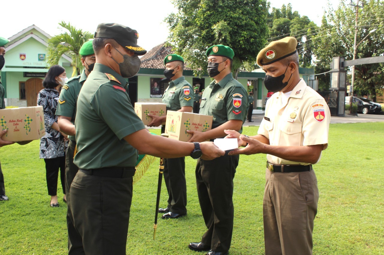 Penyerahan bingkisan secara simbolis oleh Dandim 0726/Sukoharjo Letkol Inf Agus Adhy Darmawan, Kamis (28/04/2022), (Foto: V24/AL)