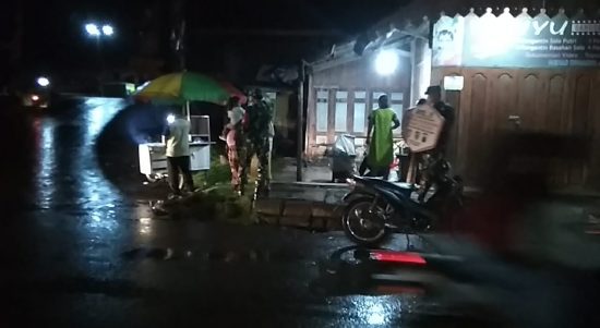 Operasi Yustisi yang Dilaksanakan Oleh Babinsa Koramil Mojosongo Bersama Instansi, Kamis (28/04/2022), (Foto: V24/Rudi)