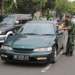 TNI Berbagi Takjil Kepada Pengguna Jalan yang Melintas, Rabu (27/04/2022), (Foto: V24/Madli)