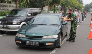 TNI Berbagi Takjil Kepada Pengguna Jalan yang Melintas, Rabu (27/04/2022), (Foto: V24/Madli)