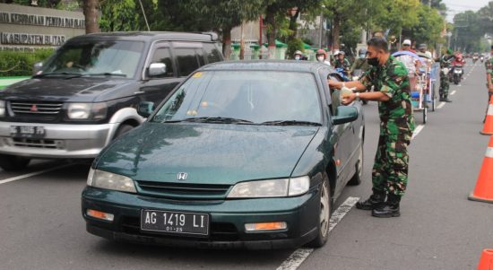 TNI Berbagi Takjil Kepada Pengguna Jalan yang Melintas, Rabu (27/04/2022), (Foto: V24/Madli)