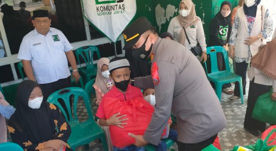 KSJ Pusat dan KSJ Kabupaten Batu Bara juga menyantuni 30 anak yatim-piatu , Jumat (29/04/2022), (Foto: V24/AL)