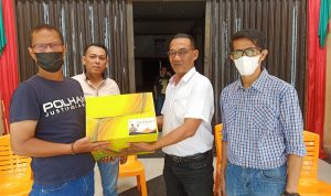 Edi Iriawan Saat Menyerahkan Bingkisan Kepada Kalangan Jurnalis, Jumat (29/04/2022), (Foto: V24/M.anwar)