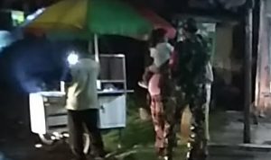 Petugas Memberikan Teguran Serta Memaparkan Pentingnya Menerapkan Protokol Kesehatan, Kamis (28/04/2022), (Foto: V24/Rudi)