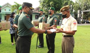 Dandim 0726/Sukoharjo Membagikan Bingkisan Lebaran Secara Simbolik, Kamis (28/04/2022), (Foto: V24/AL)