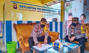 Kapolres Kubu Raya di Dampingi Kabag Ops Polres Kubu Raya, Jumat (29/04/2022), (Foto: V24/Dedi)