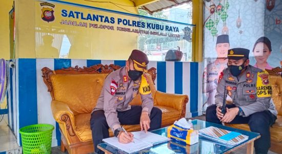 Kapolres Kubu Raya di Dampingi Kabag Ops Polres Kubu Raya, Jumat (29/04/2022), (Foto: V24/Dedi)