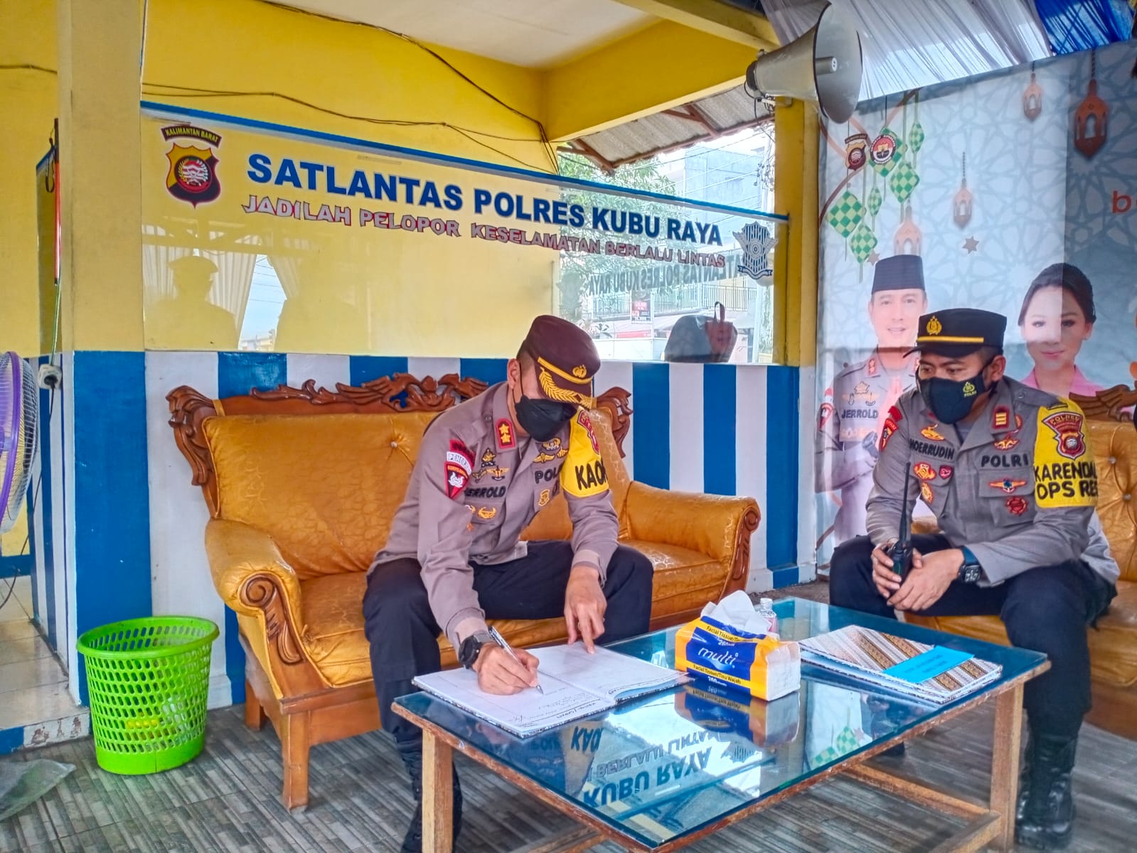 Kapolres Kubu Raya di Dampingi Kabag Ops Polres Kubu Raya, Jumat (29/04/2022), (Foto: V24/Dedi)