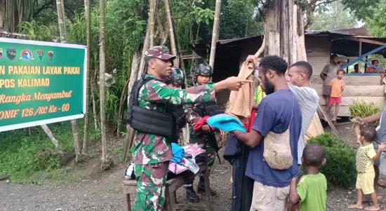 Bapak Jems Maunda (46) yang Merupakan Kepala Kampung Yuwainda Melakukan Koordinasi, Sabtu (30/04/2022), (Foto: V24/AL)