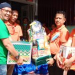 Momen Berbagi Paket Lebaran dari Ketua Pewarta Polrestabes Medan Chairum Lubis, Jumat (29/04/2022), (Foto: V24/M.anwar)