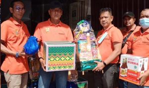 Sangkin Pedulinya, Chairum Lubis Memberikan Banyak Sekali Paket Lebaran, Jumat (29/04/2022), (Foto: V24/AL) Sangkin Pedulinya, Chairum Lubis Memberikan Banyak Sekali Paket Lebaran, Jumat (29/04/2022), (Foto: V24/AL)