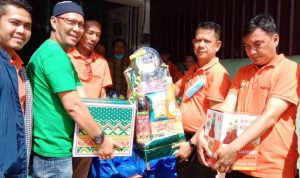 Momen Berbagi Paket Lebaran dari Ketua Pewarta Polrestabes Medan Chairum Lubis, Jumat (29/04/2022), (Foto: V24/M.anwar) Momen Berbagi Paket Lebaran dari Ketua Pewarta Polrestabes Medan Chairum Lubis, Jumat (29/04/2022), (Foto: V24/M.anwar)