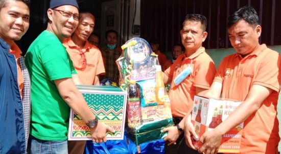 Momen Berbagi Paket Lebaran dari Ketua Pewarta Polrestabes Medan Chairum Lubis, Jumat (29/04/2022), (Foto: V24/M.anwar)